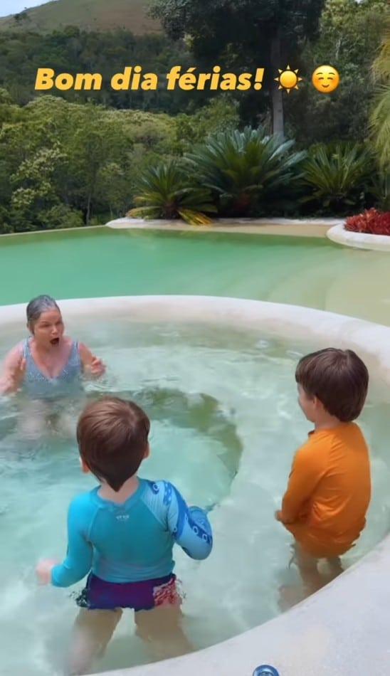 Romeu e Gael, filhos de Paulo Gustavo e Thales Bretas, na piscina da mansão
