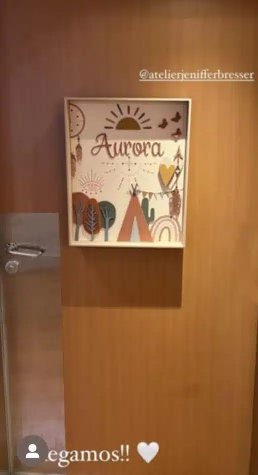A porta do quarto da maternidade em que Aurora, bebê de Cintia e Pedro Scooby, nasceu