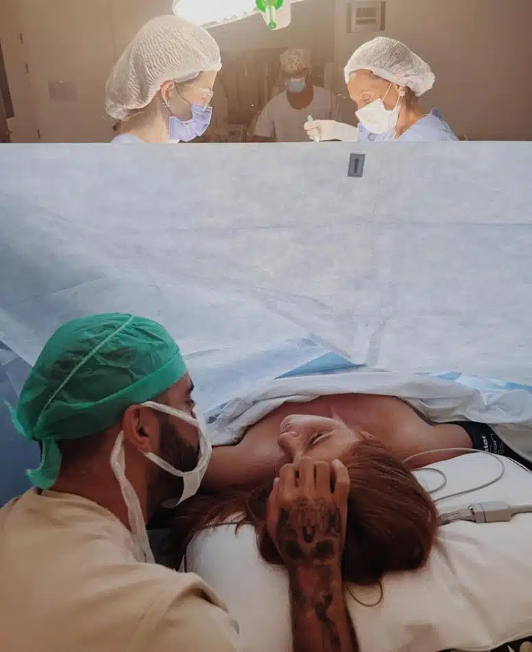 Pedro Scooby e Cintia Dicker mostram o nascimento da bebê