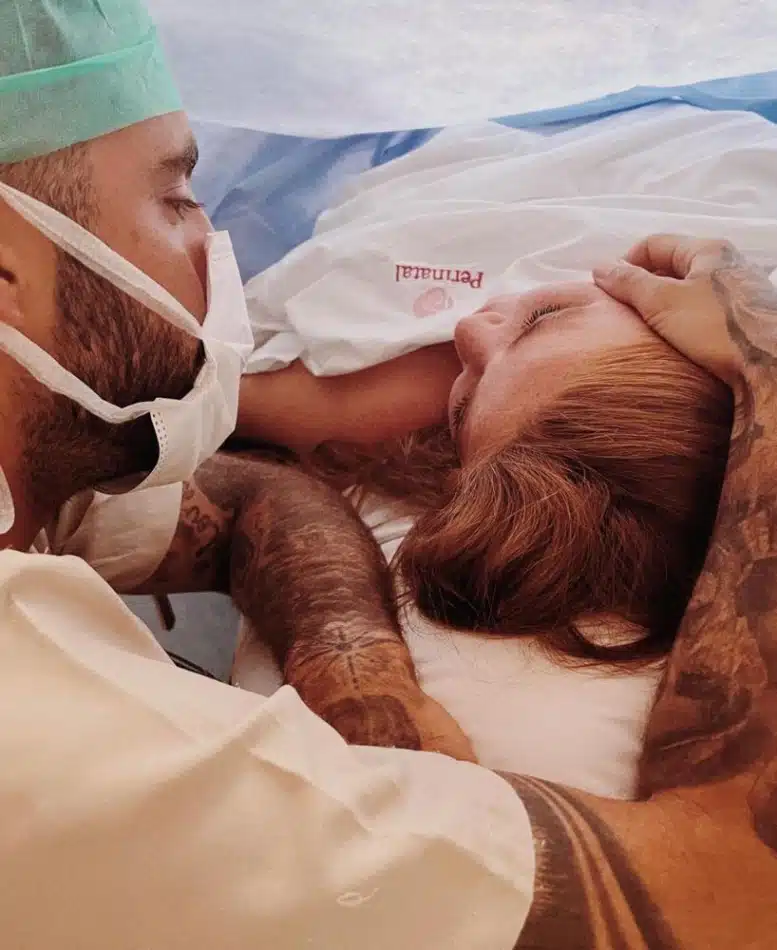 Pedro Scooby e Cintia anunciaram o nascimento da filha com lindas fotos do parto