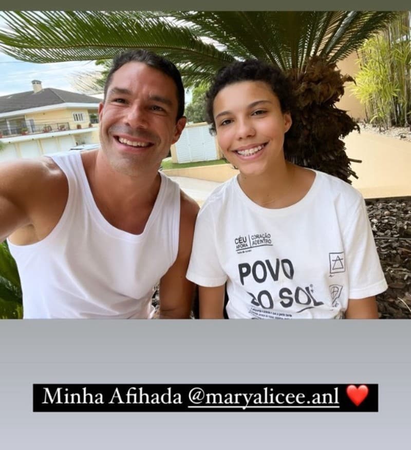 Filha de Ronaldo posa com Marcus Buaiz