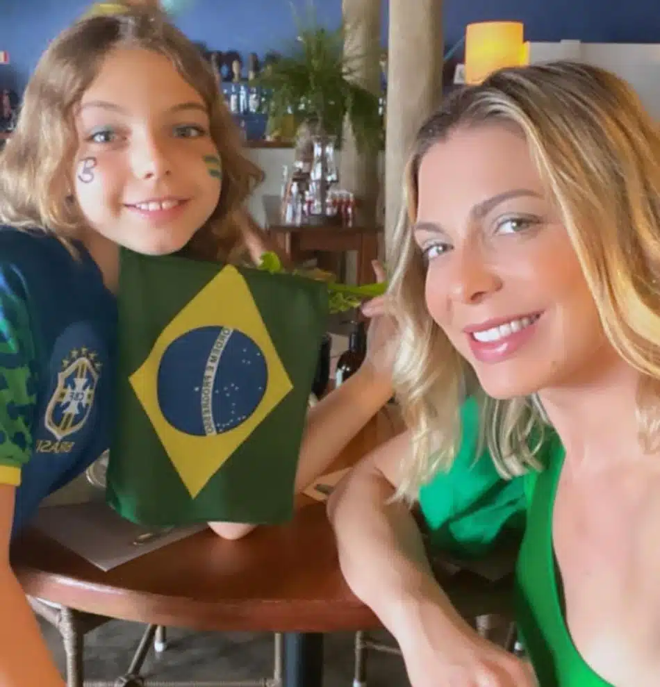 Brenda, filha de Sheila Mello e Fernando Scherer, torcendo pelo Brasil com a mamãe dançarina 