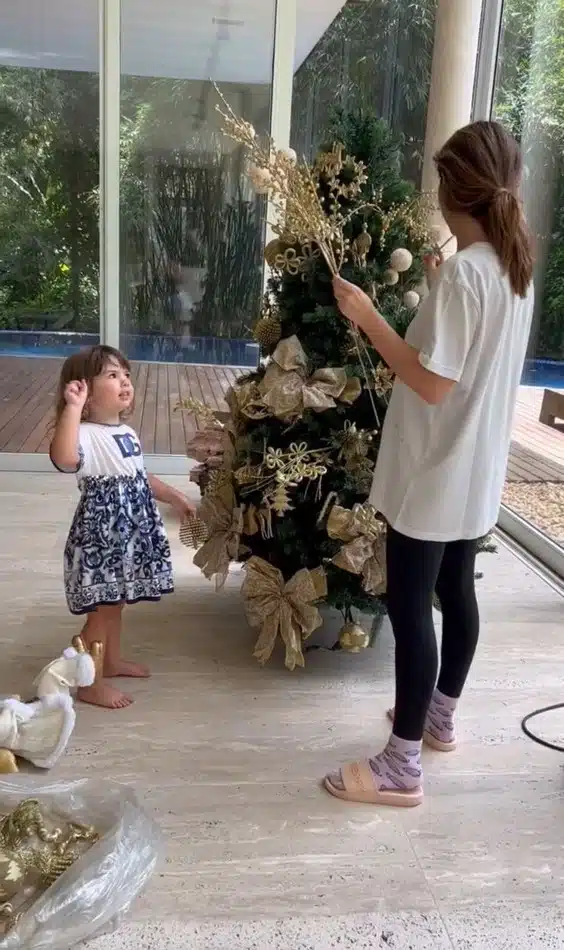 Clara Maria, filha de Tatá Werneck e Rafa Vitti, decorando a árvore de Natal com a mamãe 
