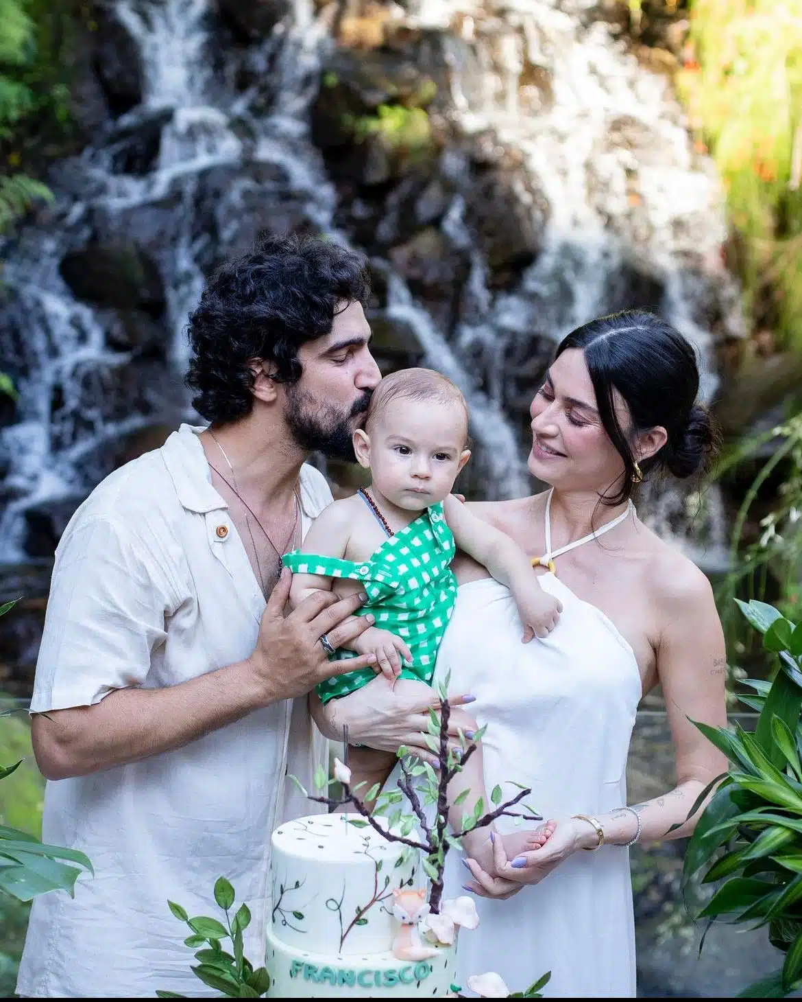 Thaila Ayala e Renato Góes posam com seu bebê na festa de um ano de Francisco