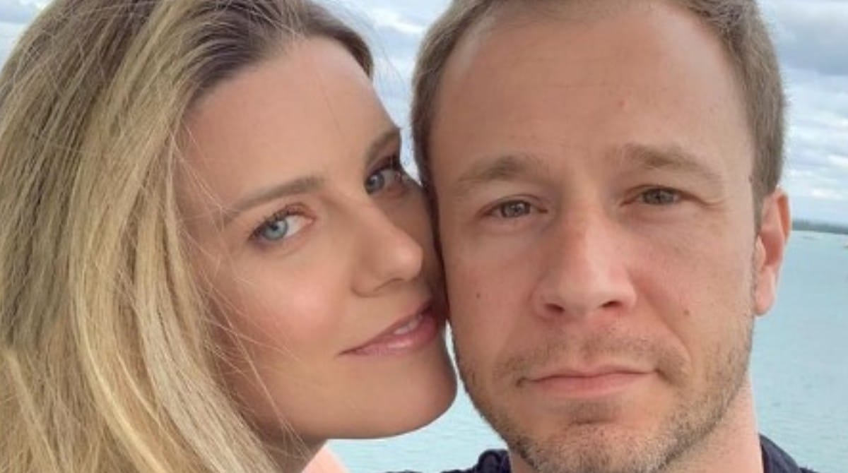 Daiana Garbin e Tiago Leifert mostram a filha e desabafam
