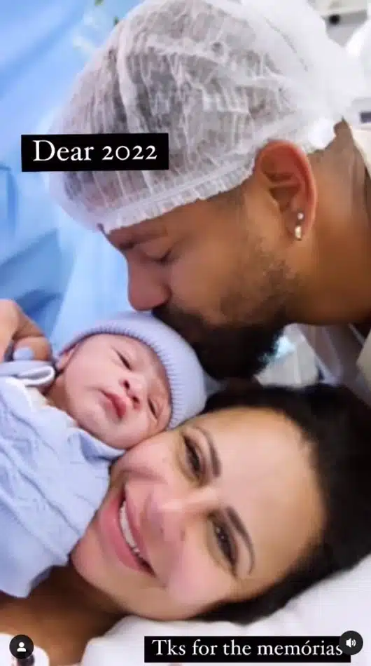 Viviane Araújo e Guilherme Militão com o filho recém-nascido