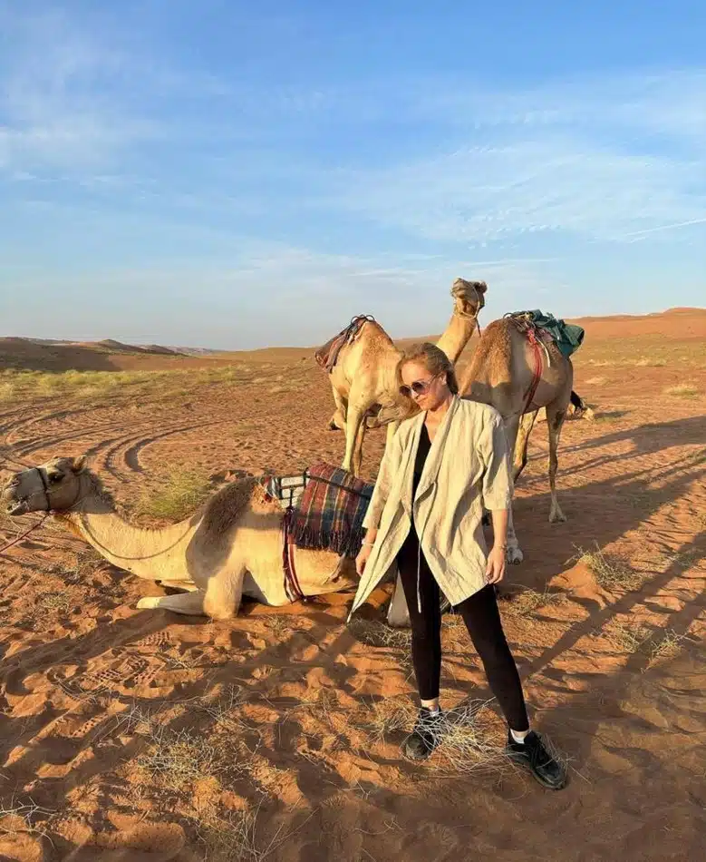 A apresentadora Angélica no meio do deserto com os camelos