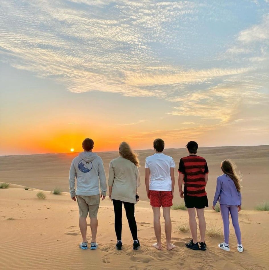 Angélica e Luciano Huck surgem com os três filhos no deserto