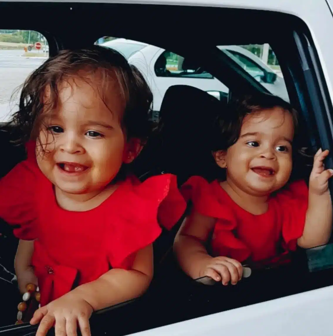 Bruna Surfistinha exibe foto rara de suas bebês gêmeas 