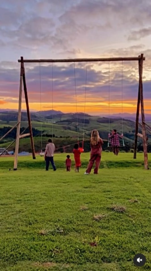 Os filhos de Gio Ewbank e Bruno Gagliasso no parquinho do rancho