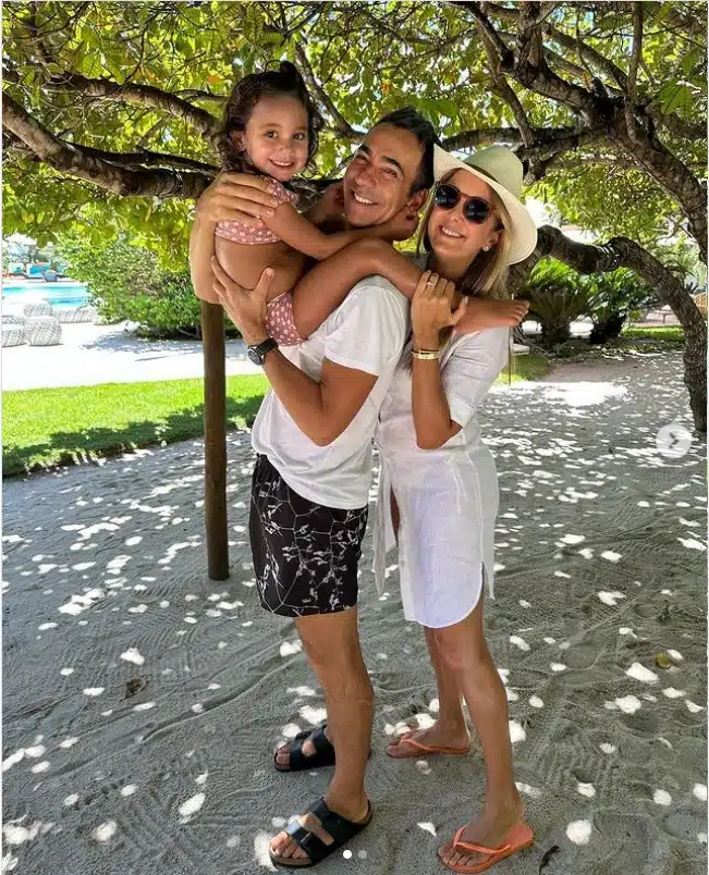 César Tralli surge com Ticiane Pinheiro e sua filha de férias na Bahia e encanta 