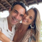 César Tralli e Ticiane Pinheiro posam com a filha em viagem de férias