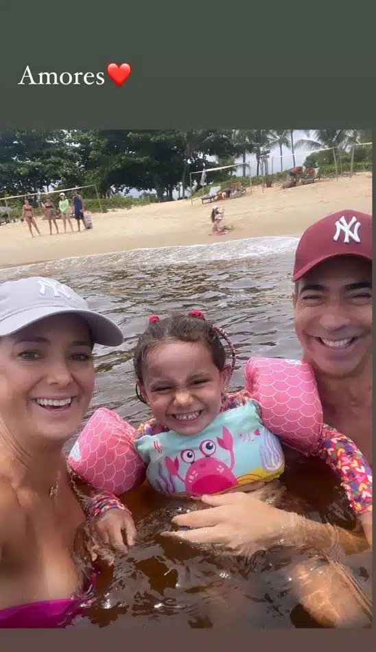 Manu, filha mais nova de Tici e César Tralli, se divertindo com os papais