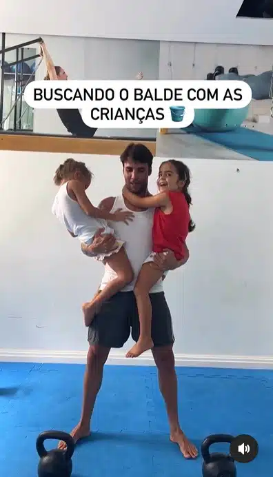 Daniel Cady se exercitando junto com as duas filhas