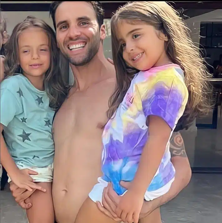 Daniel Cady com suas filhas com a cantora Ivete Sangalo