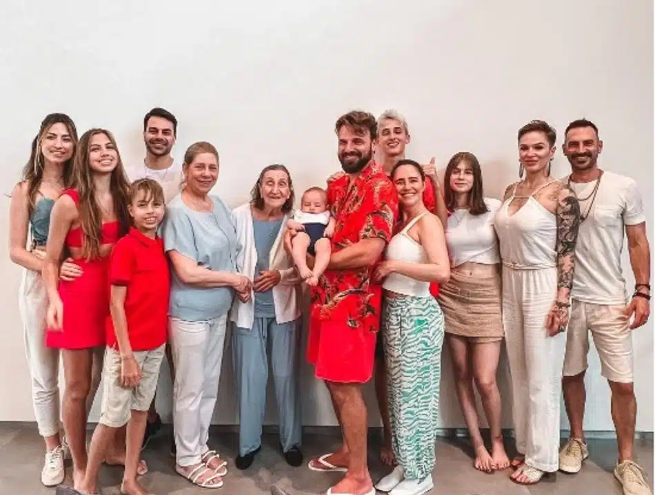 Fernanda Vasconcellos e Cássio Reis posaram com o bebê e a família junta 