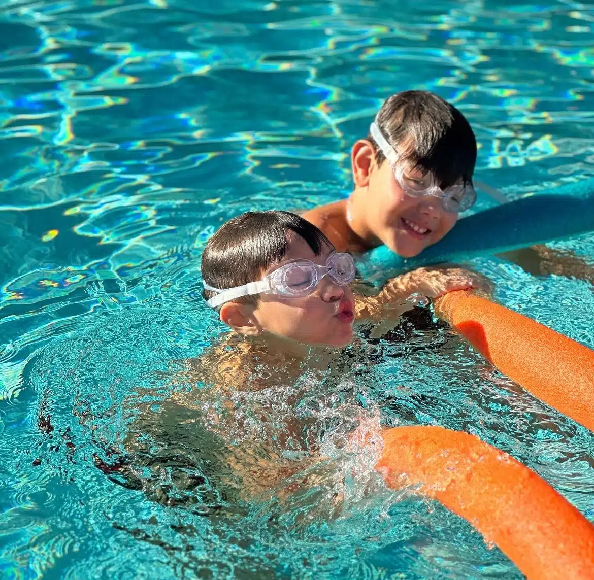 Andressa Suita mostra os filhos em piscina de luxuoso condomínio em Miami, nos EUA