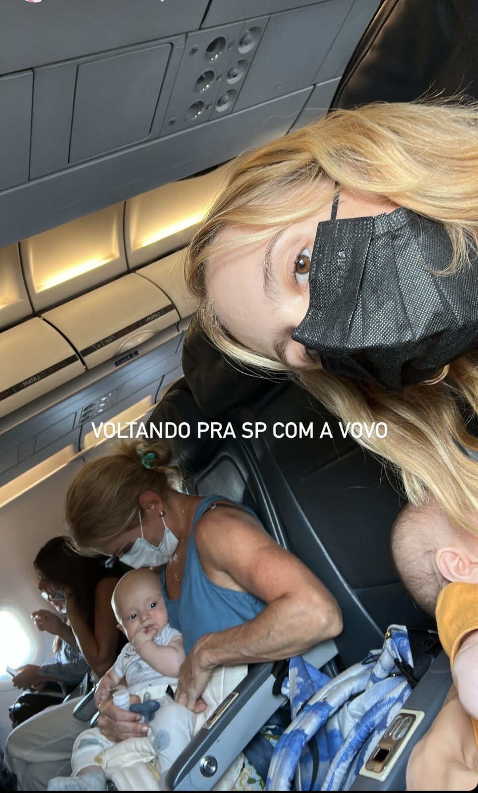 Isa Scherer posa com a sua mãe e seus gêmeos em viagem