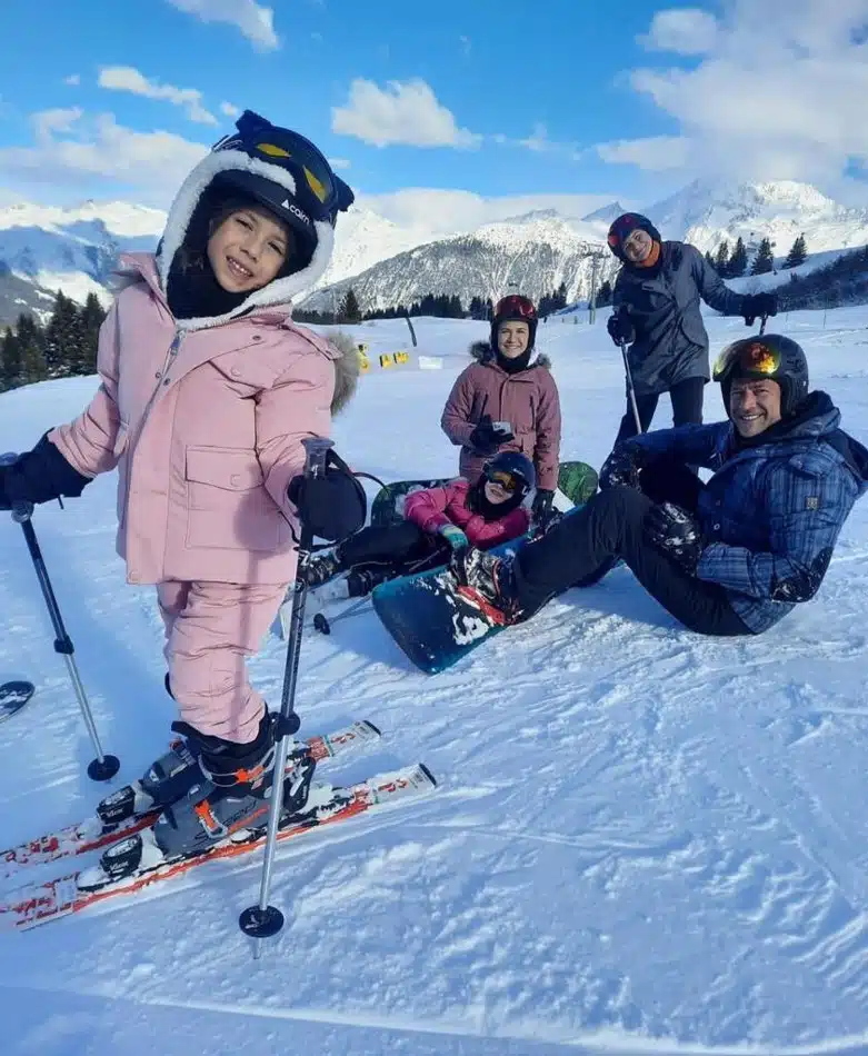 O ator Malvino Salvador com as filhas e a esposa na neve dos alpes franceses