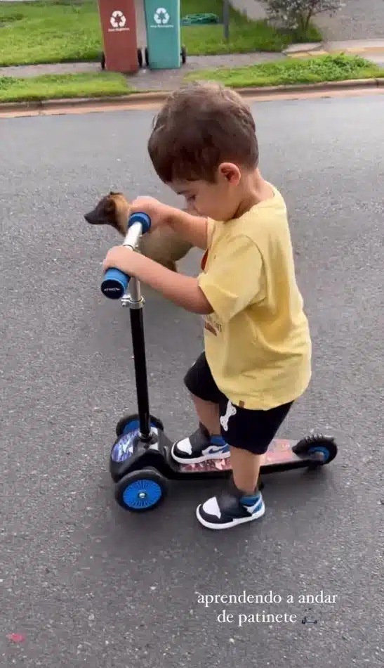 Léo, filho de Marília Mendonça e Murilo Huff, aprendendo a brincar com o patinete 