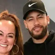 Filho e mãe de Neymar posam juntos na mansão do jogador em Paris