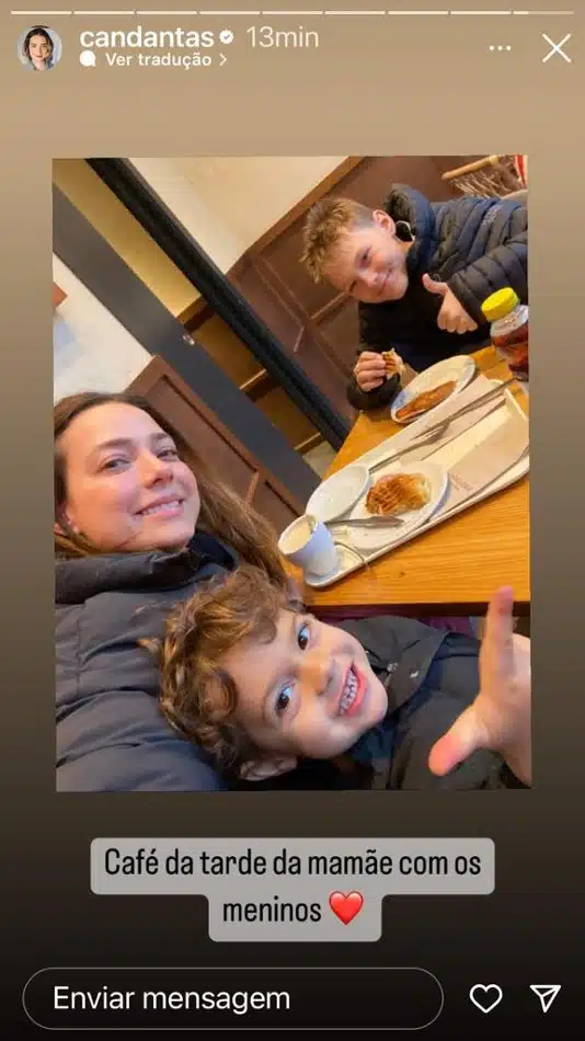 Carol Dantas, ex de Neymar, com seus dois filhos comendo