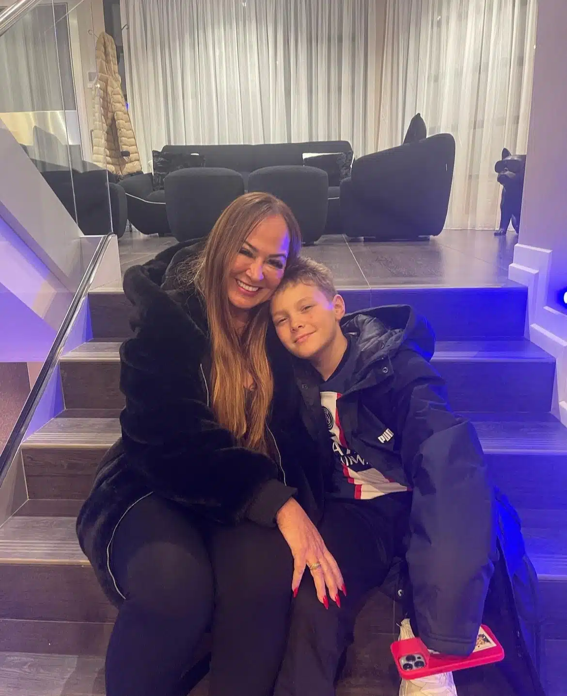 Filho e mãe de Neymar surgem juntos na mansão do atleta em Paris