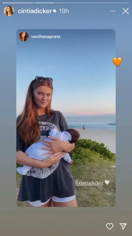 A modelo Cintia Dicker com sua bebê com Pedro Scooby passeando na praia