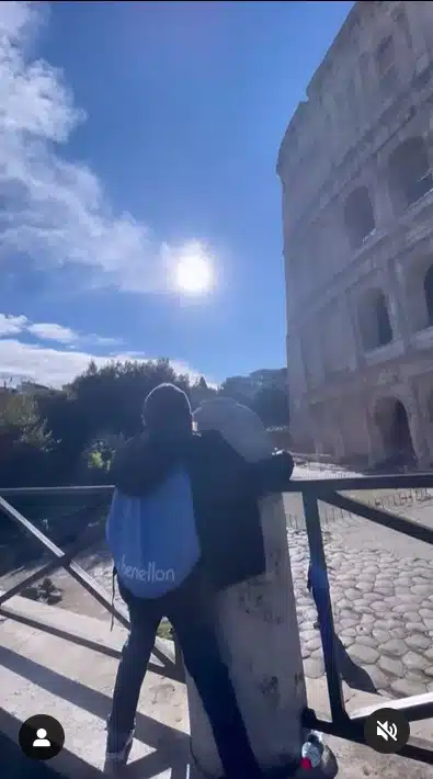 Filho da cantora Sandy diante do Coliseu em Roma