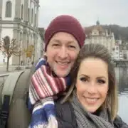 Sandy posa com o filho e o marido em passeio de férias pela Itália
