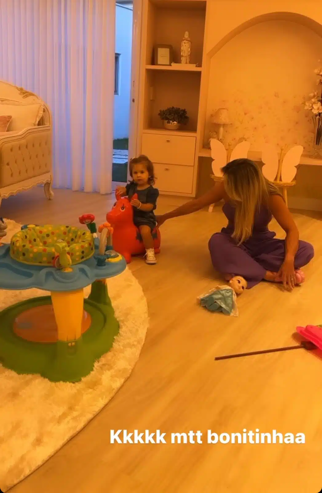 Filha de Virgínia Fonseca brinca em seu quarto na mansão de Leonardo