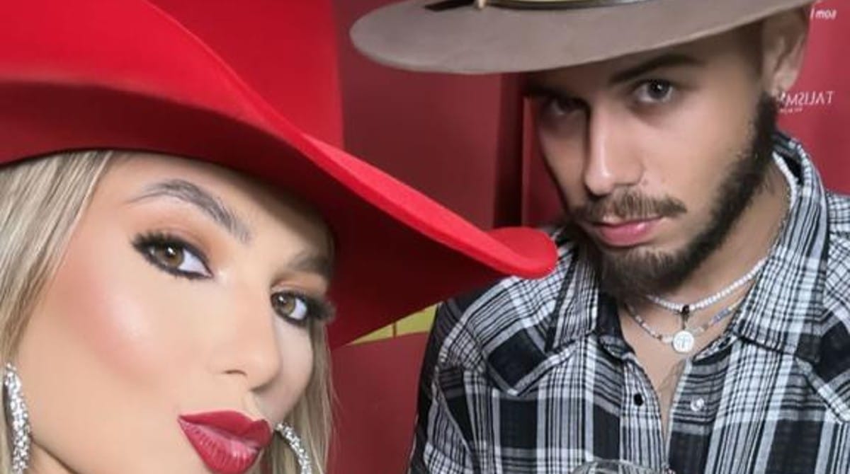 Virgínia Fonseca e Zé Felipe posam com as bebês na sala da mansão