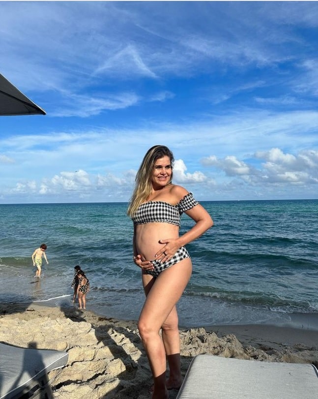 Viúva de Leandro posa com barrigão de grávida e surpreende 