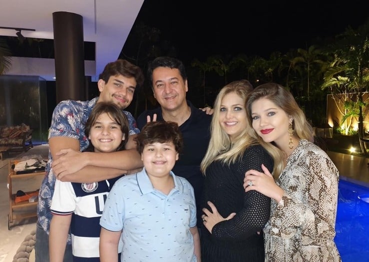 Viúva de Leandro posa com todos os filhos juntos