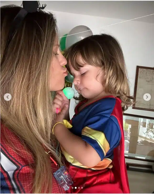 Daiana Garin surge abraçada com sua filha com Tiago Leifert e impressiona 