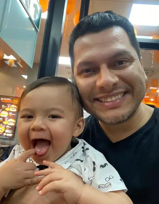 O ex-marido da modelo Andressa Urach junto com o filho do casal