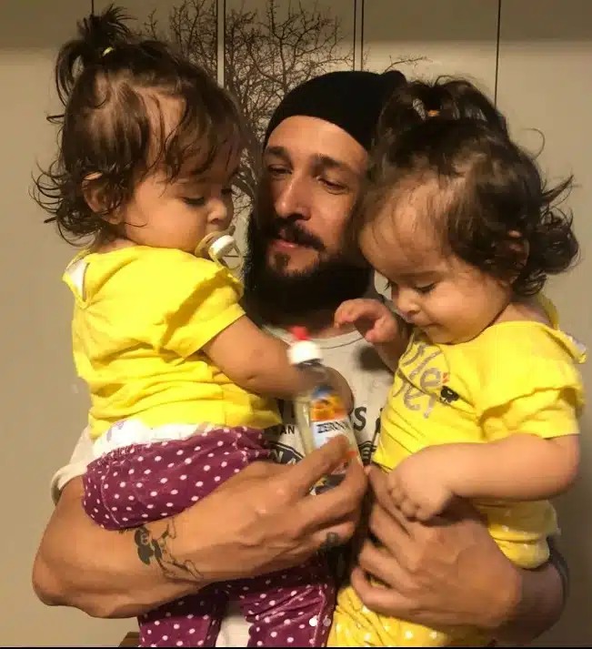 Xico Santos junto com suas filhas com Bruna Surfistinha