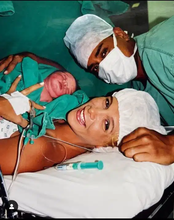 Carla Perez e Xanddy juntos com seu filho após ele nascer