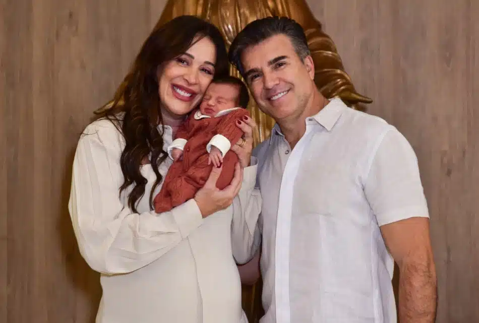 Claudia Raia e Jarbas Homem de Mello mostraram o rostinho do recém-nascido ao deixarem a maternidade