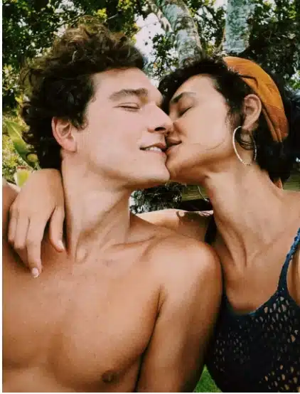 Débora Nascimento surge com o novo namorado, o modelo Alex Cunha 