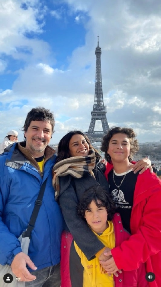 A atriz Dira Paes posou acompanhada do marido e dos filhos em passeio pelos pontos turísticos da capital francesa