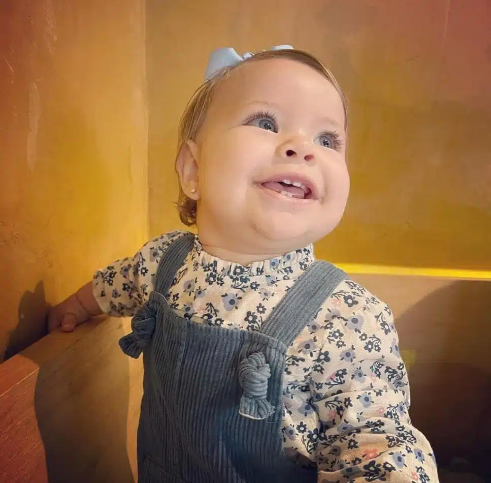 A pequena Chiara, bebê de Karin Roepke e Edson Celulari, mostrando seus primeiros dentinhos 