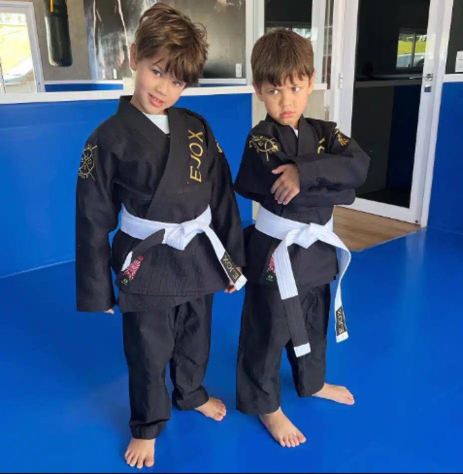 Os filhos de Andressa Suita e Gusttavo Lima prontos para aula de jiu jitsu