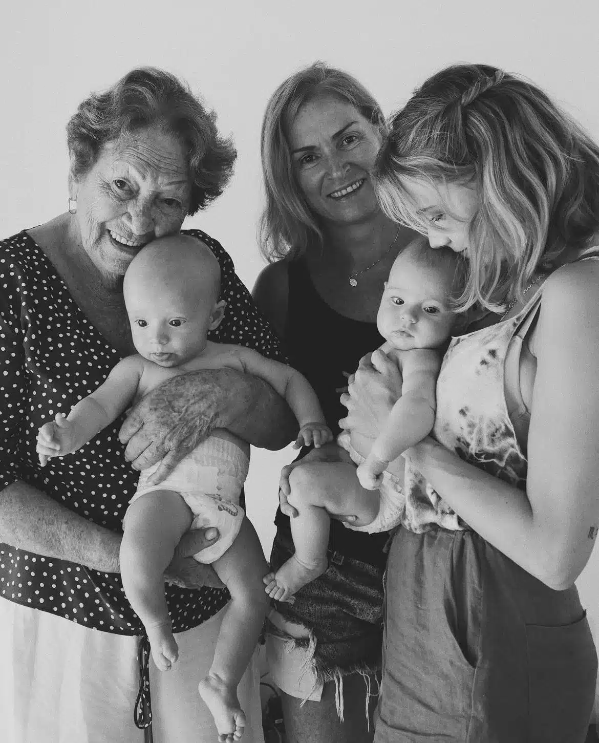 Isa Scherer posa com seus bebês, sua mãe e sua avó
