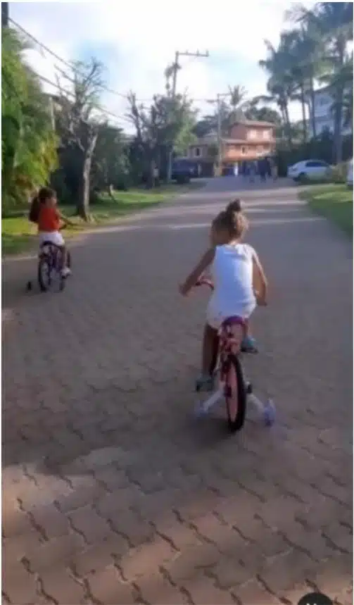 Filhas gêmeas de Ivete Sangalo surgem andando de bicicleta em condomínio de luxo impressionam 