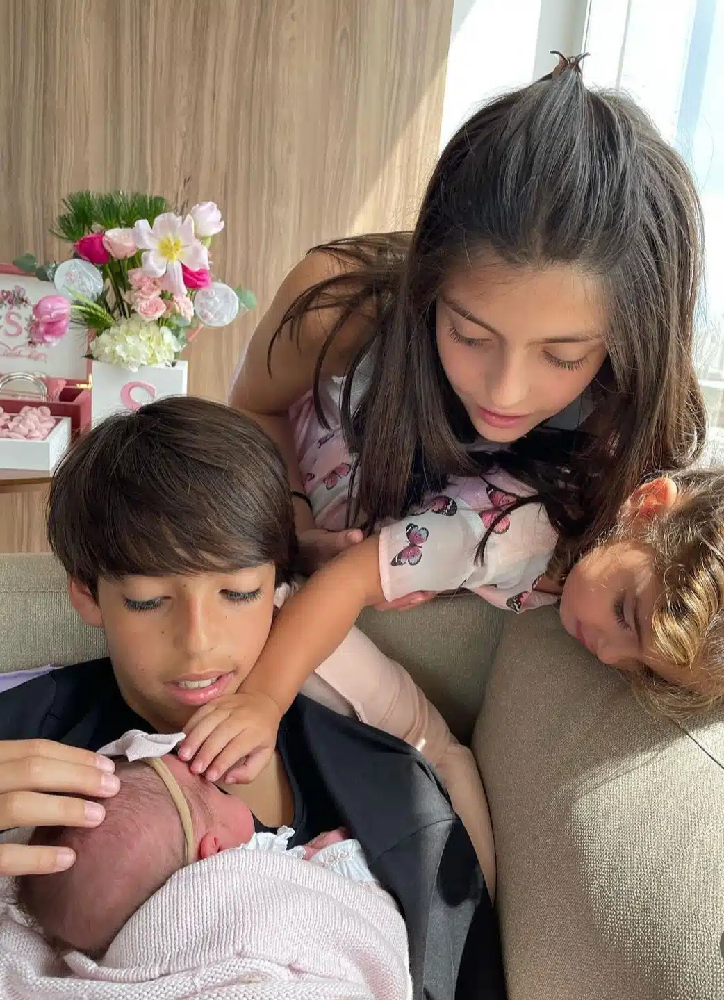 Filhos de Kaká posam juntos com a irmã recém-nascida pela primeira vez