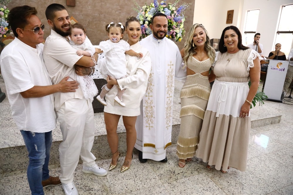 Leonardo com suas netas no batizado das pequenas