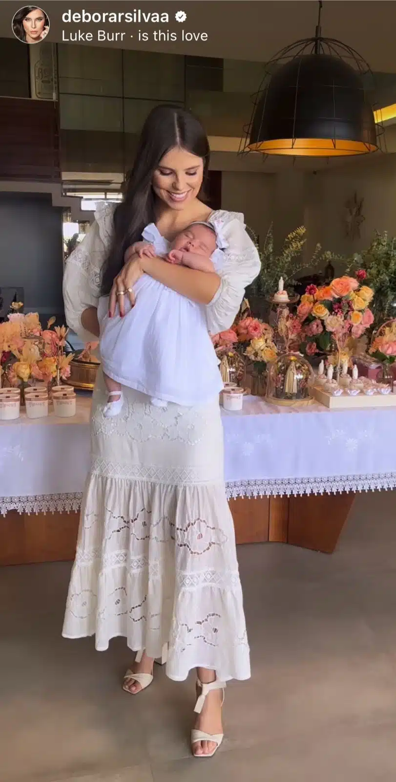 Esposa de Mano Walter posa junto a sua bebê no batizado da filha