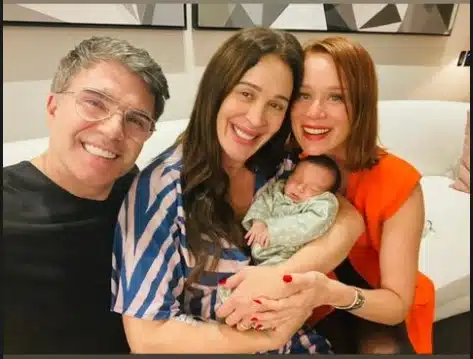 Mariana Ximenes junto com o filho recém-nascido de Claudia Raia