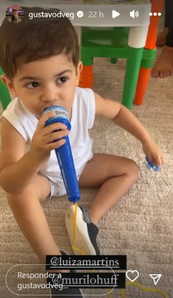 Léo, filho de Marília Mendonça e Murilo Huff, brincando com o microfone 